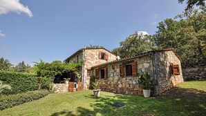 A stone house with a small garden and a paved driveway. - Amazing home in Fayence (Fayence)
