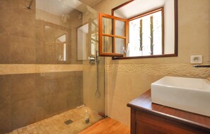 Shower, hair dryer - Amazing home in Fayence (Fayence)