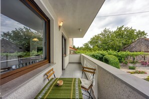 Outdoor dining - Cesar's Karst Apartment Ruj, Sežana, Slovenia (Sežana)