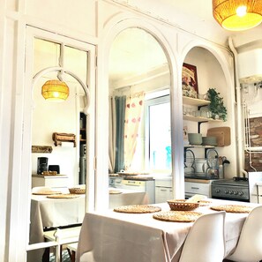 Een koelkast, een magnetron, een kookplaat, een vaatwasser