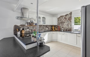 Fridge, microwave, stovetop, dishwasher