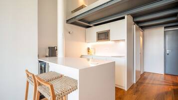 Jääkaappi, mikroaaltouuni, astianpesukone, kahvin-/teenkeitin