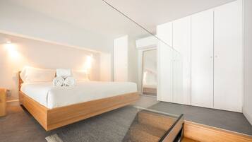 Escrivaninha, ferros/tábuas de passar roupa, acesso à internet