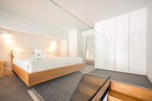 Bureau, fer et planche à repasser, accès Internet, draps fournis