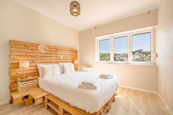 2 bedrooms, iron/ironing board, internet, bed sheets