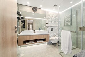 Dusche, Haartrockner, Handtücher, Seife