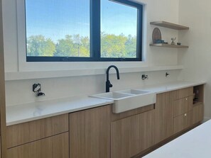 Regadera, toallas, jabón, shampoo