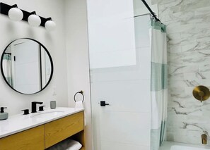 Douche, serviettes fournies, savon, shampoing