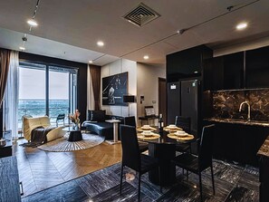 Deluxe appartement, 3 slaapkamers, uitzicht op de stad | Woonruimte | Een 32-inch smart-tv met kabelzenders en een kantoor