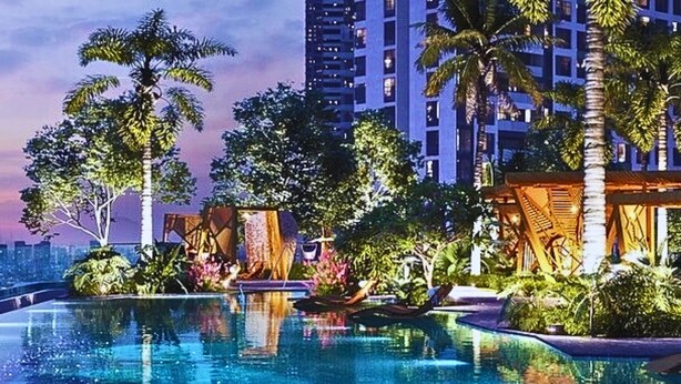 A swimming pool with palm trees and a cityscape in the background. - The Lumiere Luxury Citypoint ANGIA (Ho Chi Minh City)