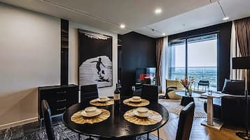Deluxe-Apartment, 3 Schlafzimmer, Stadtblick | Eigene Küche | Kühlschrank, Mikrowelle, Kochgeschirr/Geschirr/Besteck, Esstisch