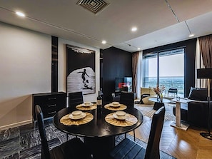 Deluxe Apartment, 3 Bedrooms, City View | Private kitchen