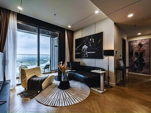 Apartamento luxo, 3 quartos, vista para a cidade | Área de estar | Smart TV 32 polegadas com canais a cabo, escritórios