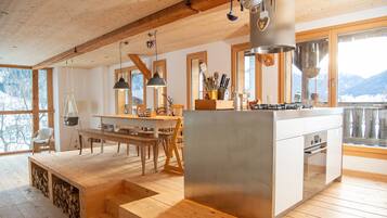 Fridge, oven, dishwasher, coffee/tea maker