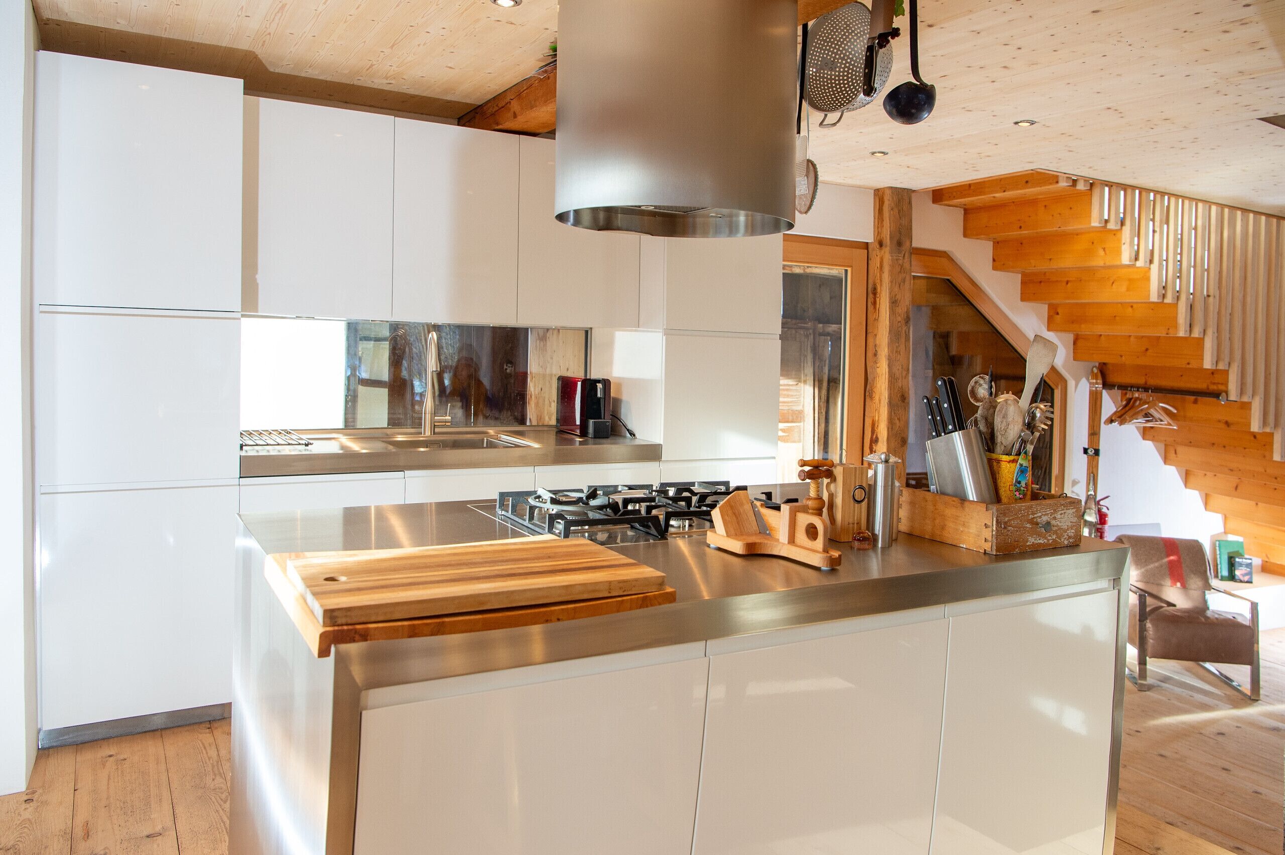 Kühlschrank, Ofen, Geschirrspüler, Wasserkocher mit Kaffee-/Teezubehör