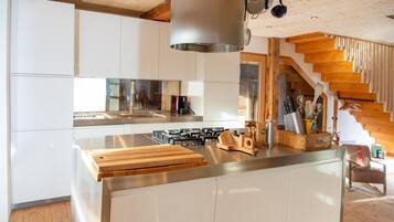 Frigorífic, forn, rentaplats i cafetera i tetera