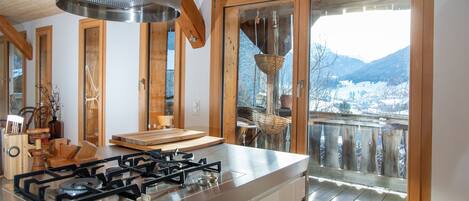 Een koelkast, een oven, een vaatwasser, een koffiezetapparaat/waterkoker