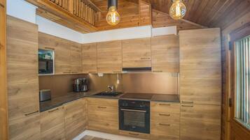 Fridge, microwave, dishwasher, cookware/dishes/utensils