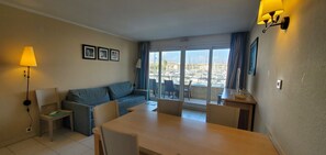TV - CAP HERMES, Superb harbor view, 2/3 rooms, capacity 5/6 people, air conditioning, private parking, swimming pool and beach access (Fréjus)