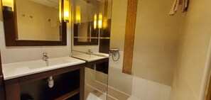 Douche, sèche-cheveux, serviettes fournies