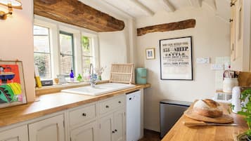 House, Patio | Private kitchen | Electric kettle, toaster