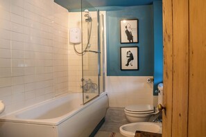 A bathroom with a bathtub, toilet, and bidet. - Charming 2BD in the Heart of Kingham (Chipping Norton)