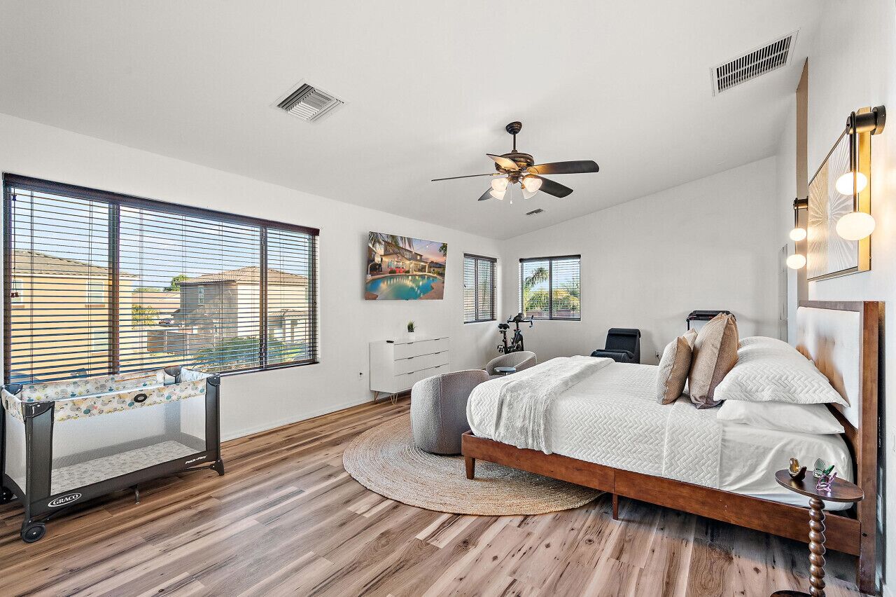 4 Schlafzimmer, Schreibtisch, Bügeleisen/Bügelbrett, Reisekinderbett