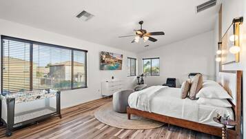 4 Schlafzimmer, Schreibtisch, Bügeleisen/Bügelbrett, Reisekinderbett