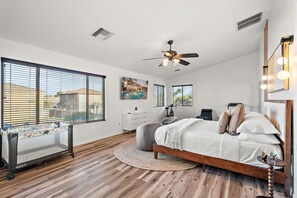 4 makuuhuonetta, työpöytä, silitysrauta/-lauta, vauvan matkasänky