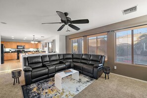 智能电视、壁炉、书