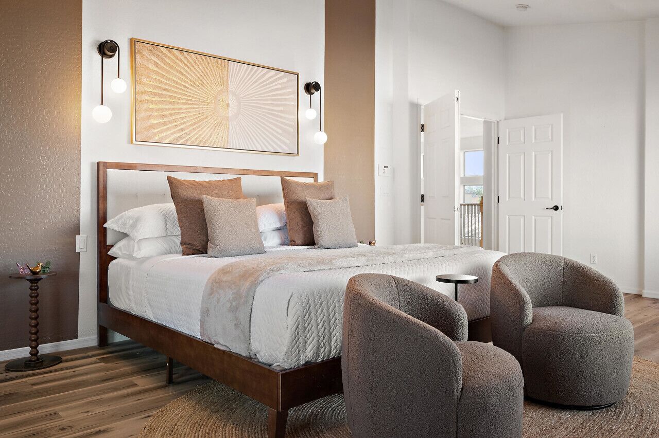 4 habitaciones, escritorio y tabla de planchar con plancha 