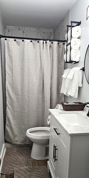 Haartrockner, Handtücher, Seife, Toilettenpapier