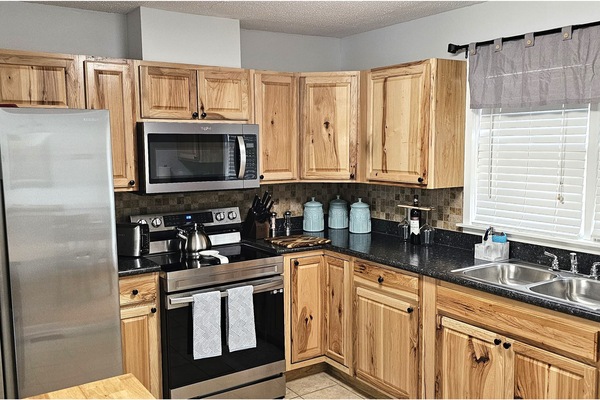 Mikrobølgeovn, ovn, kokeplater og oppvaskmaskin