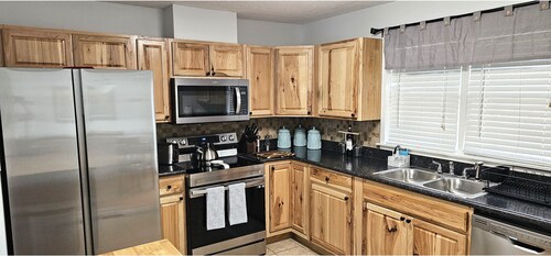 Spacious 4-bedroom house with Galleria_Pet-friendly. Fully fenced backyard.