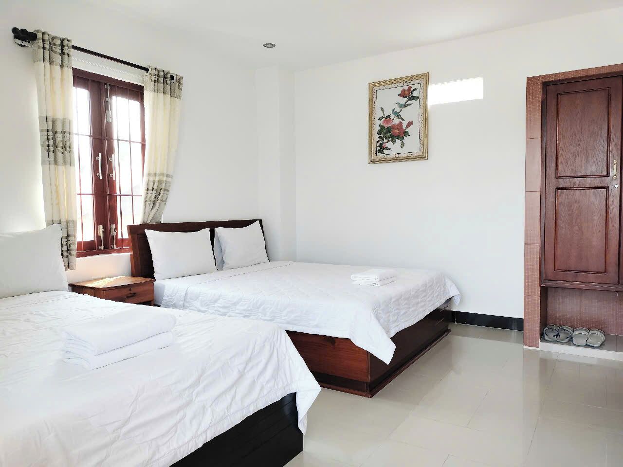 Firemannsrom – basic, hageutsikt | Skrivebord og wi-fi (inkludert)