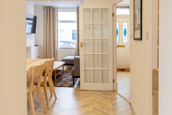 Interior - Bright & Airy 2BD - 10min walk to Centre (Cheltenham)
