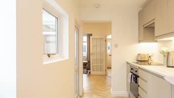 House, Patio, City View | Private kitchen | Electric kettle, toaster