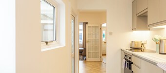 Bright & Airy 2BD - 10min walk to Centre