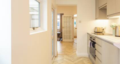 Bright & Airy 2BD - 10min walk to Centre