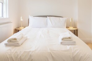 2 bedrooms, iron/ironing board, free WiFi - Bright & Airy 2BD - 10min walk to Centre (Cheltenham)