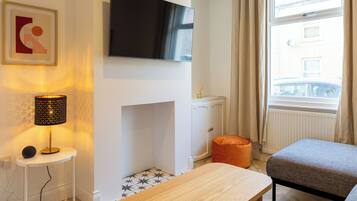 House, Patio, City View | Living area | Flat-screen TV