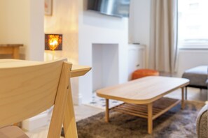 Hus - uteplats - utsikt mot staden | Vardagsrum | Platt-tv