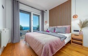 3 bedrooms, travel cot, free WiFi, bed sheets - 3 bedroom awesome apartment in Kozino (Kozino)