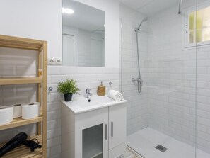 Een douche, een haardroger, handdoeken