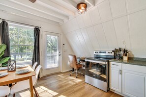 Kühlschrank, Mikrowelle, Herdplatte, Geschirrspüler