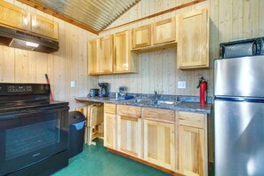 Fridge, microwave, stovetop, coffee/tea maker - Pet-Friendly Salesville Haven 3 Mi to Norfork Lake (Salesville)
