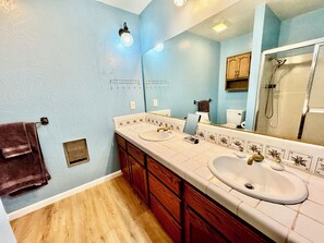 Douche, sĂšche-cheveux, serviettes fournies, savon