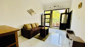 Studiosvit Premium | Vardagsrum | 32-tums LED-tv med satellitkanaler och böcker