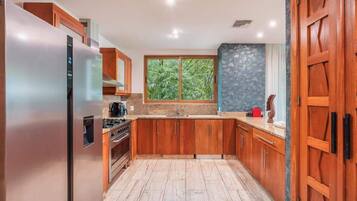 Coffee/tea maker, fridge, microwave, oven