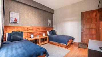 4 bedrooms, desk, iron/ironing board, WiFi (free)